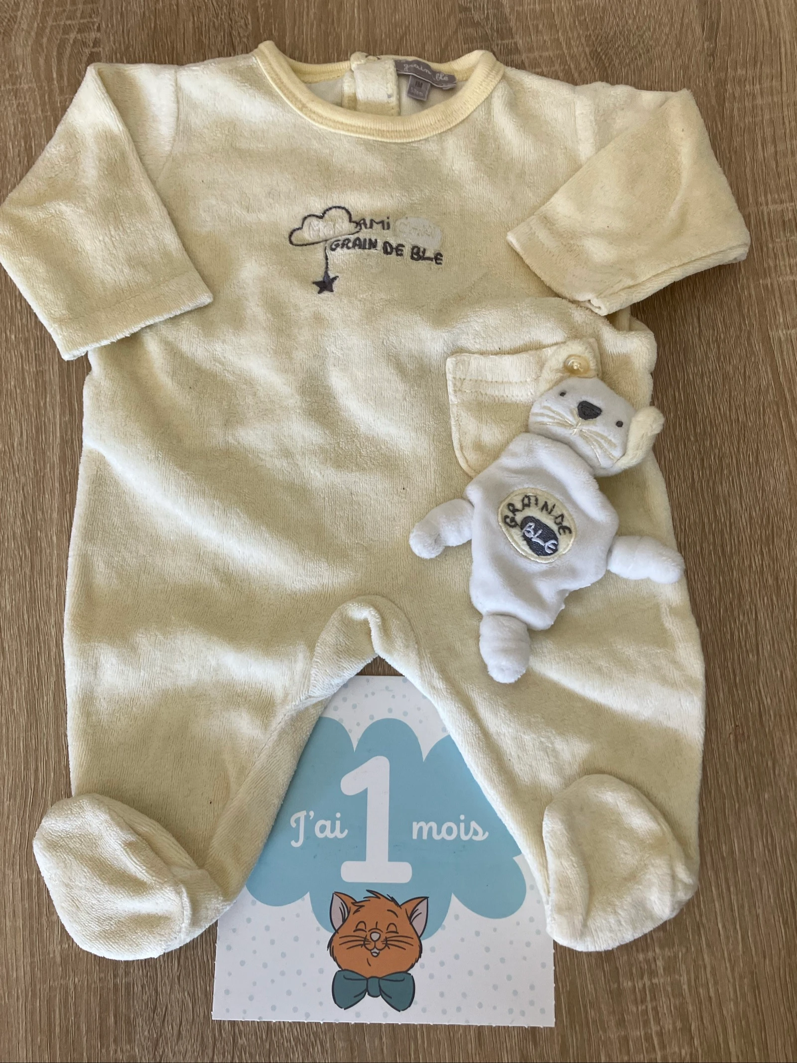 Pyjama bébé avec son doudou 